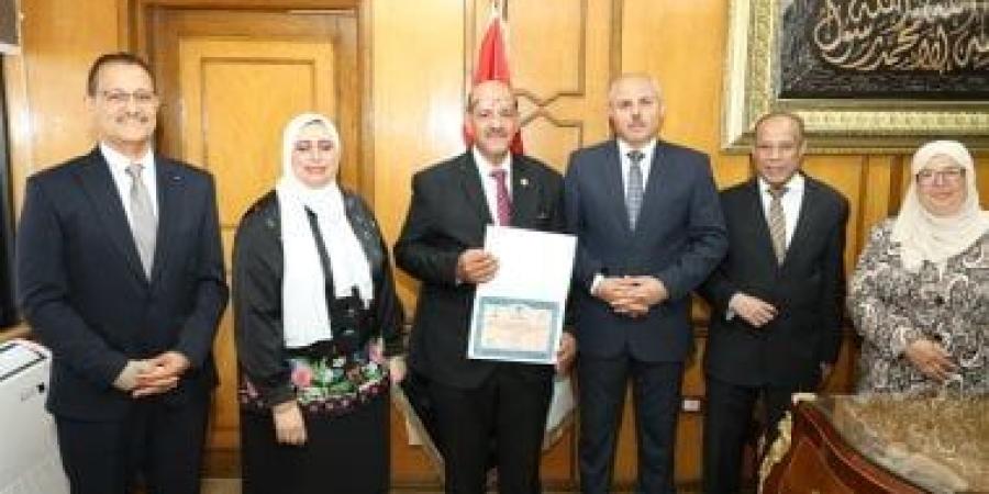 رئيس جامعة القناة يهنئ الفائزين بجائزة الموظف المثالي 2026