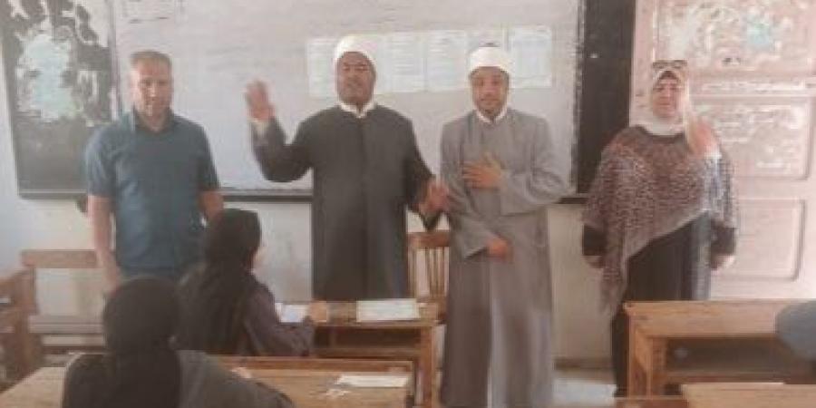طلاب العلمي بالثانوية الأزهرية بالإسماعيلية يؤدون امتحان اللغة الأجنبية وسط انتظام اللجان