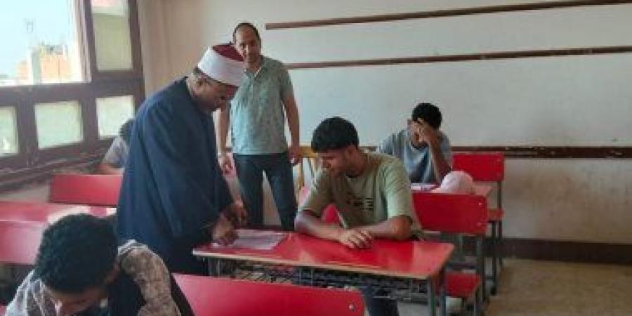 رئيس منطقة الإسماعيلية يتابع امتحانات الثانوية الأزهرية للقسم العلمي بمعهد محمد جبر