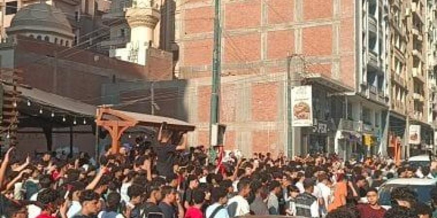 جماهير شبين الكوم تحتفل بتأهل منتخب مصر لدور الـ 32 فى كأس العالم.. فيديو