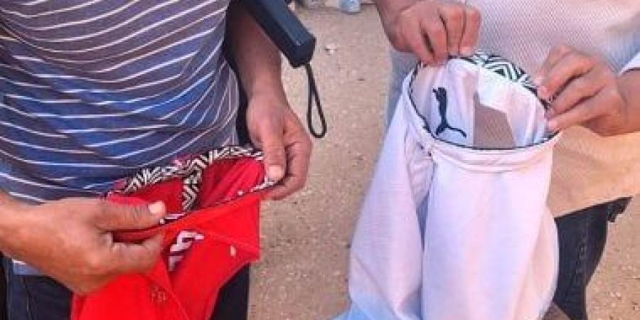 مصادرة سماعات إلكترونية بحوزة طلاب ثانوية عامة قبل دخول اللجة بأسيوط.. فيديو