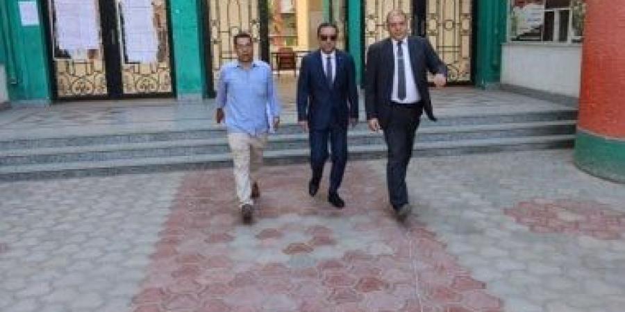 محافظ المنوفية يتفقد لجان امتحانات ثانوي عام بالمدارس الرسمية المتميزة لغات