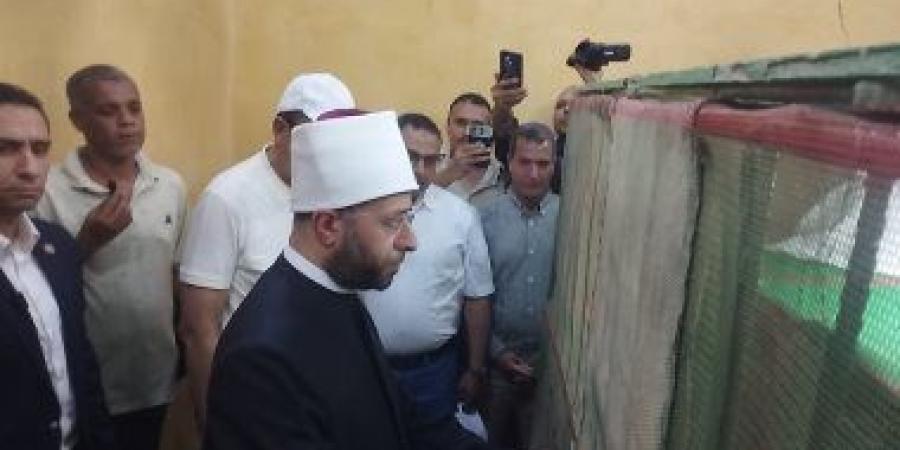 وزير الأوقاف فى مدينة البهنسا بالمنيا ويقرأ الفاتحة فى مقام سيدى علي الجمام