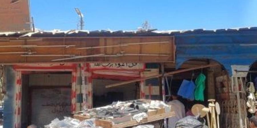 إزالة المحال القديمة بجوار موقف "هو" بنجع حمادي تمهيدًا لإنشاء بوابة ودورات مياه