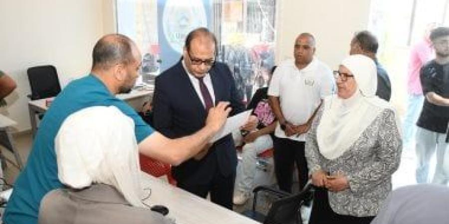 نائب رئيس جامعة الإسماعيلية الأهلية يتفقد مكتب التنسيق الإلكتروني