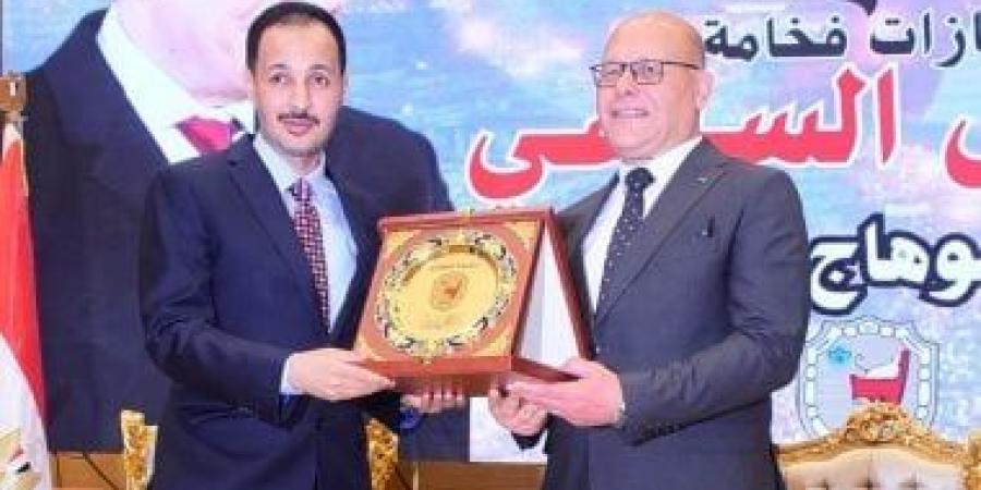 جامعة سوهاج تكرم محمد رشاد لدوره في إنجاح مؤتمر «إنجازات الرئيس السيسي» بجامعة سوهاج