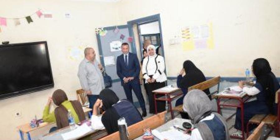 محافظ أسوان يطمئن أولياء الأمور على أجواء امتحان اللغة العربية