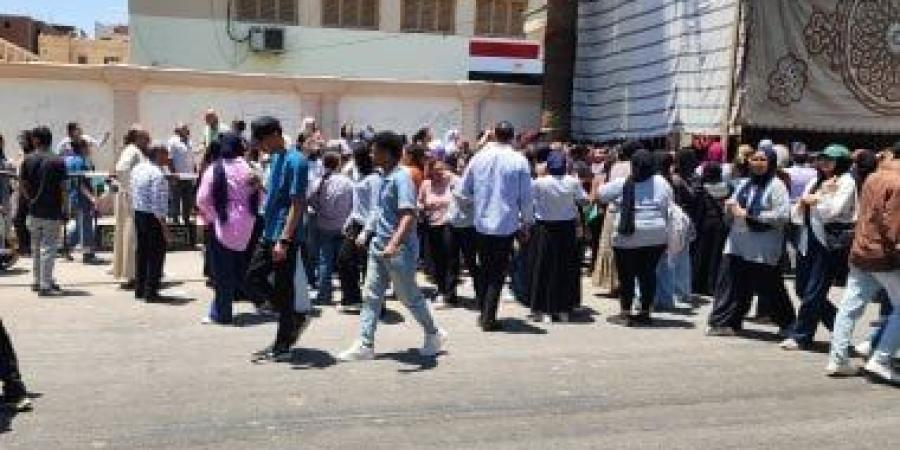الامتحان طويل.. شاهد لحظات خروج طلبة الثانوية العامة من لجان الأقصر.. فيديو