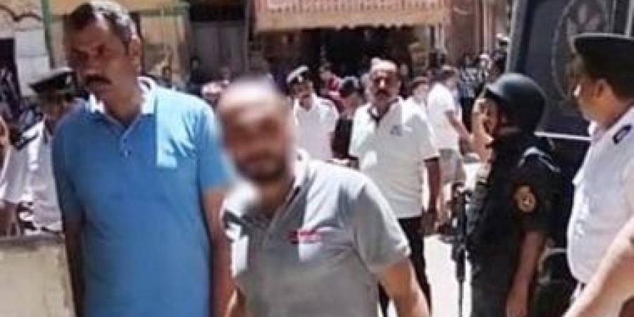 المتهم يُمثل جريمة قتل طليقته والاعتداء على والديها أمام النيابة.. فيديو