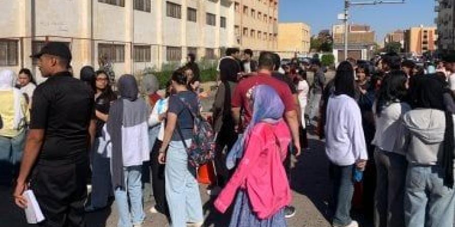 4432 طالبا وطالبة ثانوية عامة فى الغردقة يؤدون امتحان اللغة العربية.. فيديو