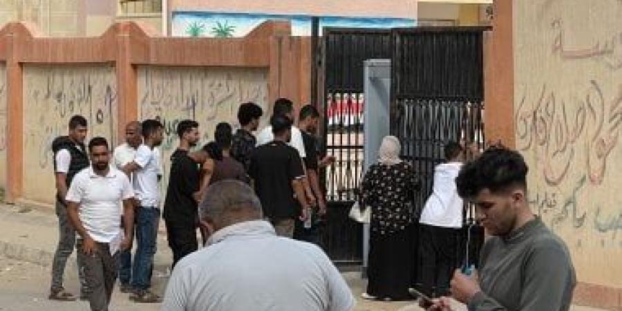 طلاب الثانوية العامة بشمال سيناء يؤدون امتحان اللغة العربية