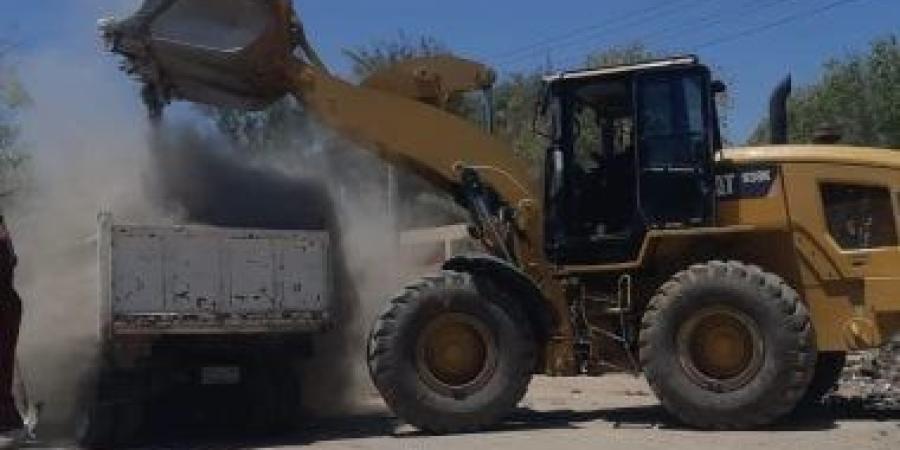 رفع 50 طن من القمامة والأتربة بحى الكوثر فى سوهاج
