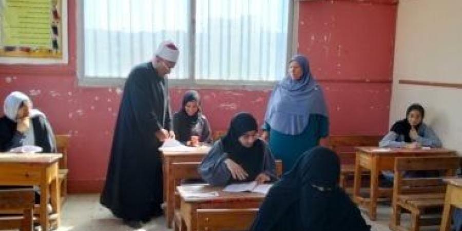 رئيس المنطقة يتابع امتحان الجغرافيا لطلاب الأدبي بالثانوية الأزهرية بالإسماعيلية