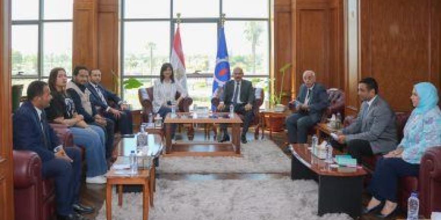 محافظ السويس يبحث مع نبيلة مكرم تعزيز التعاون لدعم العمل الأهلى والتنمية
