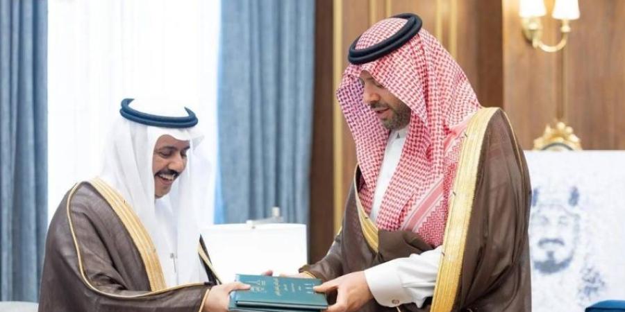 فيصل بن خالد بن سلطان يتسلّم تقريرًا عن الملتقى العلمي بجامعة الحدود الشمالية